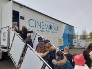 Entrée des écoliers dans le cinémobile pour une projection du film Iqbal, l'enfant qui n'avait pas peur