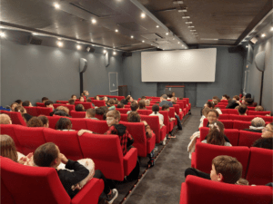 Salle de cinéma itinérante dans le cinémobile pour les écoliers de Mont-Saint-Martin